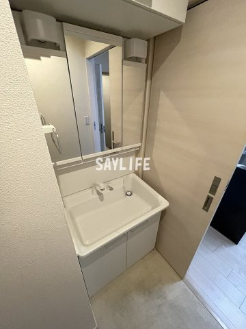 Casa de Nordの洗面所|洗面は三面鏡で収納もたっぷり。