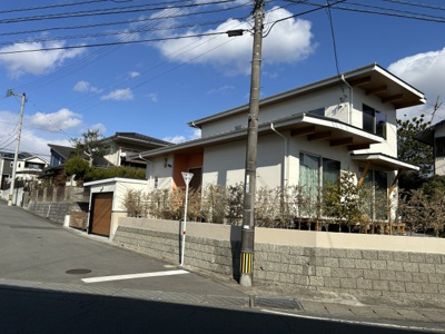 【前面道路含む現地写真】 | 梶尾町温泉団地内、サウナ付き住宅 | スタイリッシュな外観がおしゃれな戸建