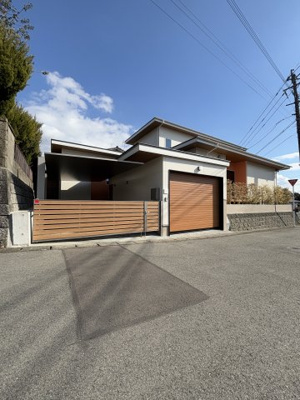 【外観】 | 梶尾町温泉団地内、サウナ付き住宅 | ガレージに1台、カーポートに1台の駐車が可能です。