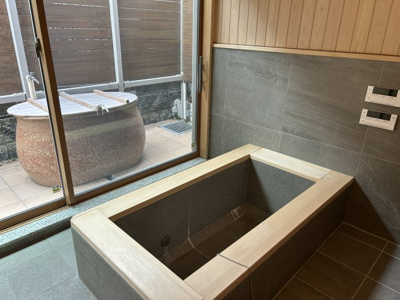 【浴室】 | 梶尾町温泉団地内、サウナ付き住宅 | サウナとお外の水風呂で整った後は浴槽でゆったりと休めます