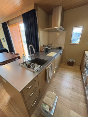 【キッチン】 | 梶尾町温泉団地内、サウナ付き住宅 | 収納力のある対面キッチンでは会話を楽しみながらお料理ができます