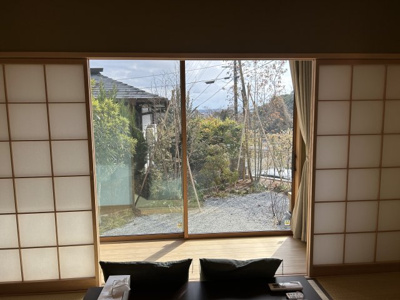 【和室】 | 梶尾町温泉団地内、サウナ付き住宅 | 縁側には日の光が差し込みゆったりとした時間を過ごせます