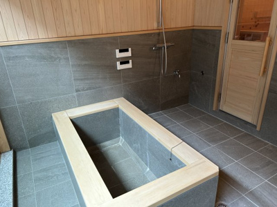 【浴室】 | 梶尾町温泉団地内、サウナ付き住宅 | 浴室が広くまるで旅館のような雰囲気です