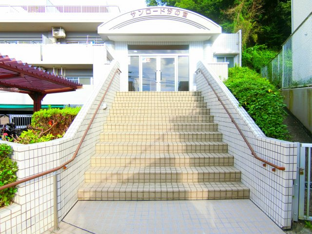 サンロード汐の宮のエントランス