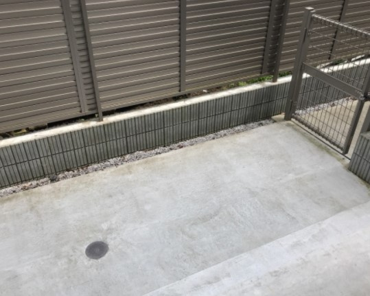 稲城市大丸のアパートの駐車場