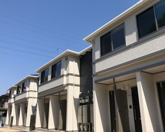 稲城市大丸のアパートのエントランス