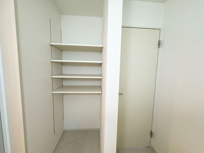 【収納】 | ふじみ野市元福岡1丁目　新築一戸建住宅　全2棟　(ふじみ野店) | 洗面所には可動棚がございますので、タオルや洗面用品等も１か所にまとめて収納できます！