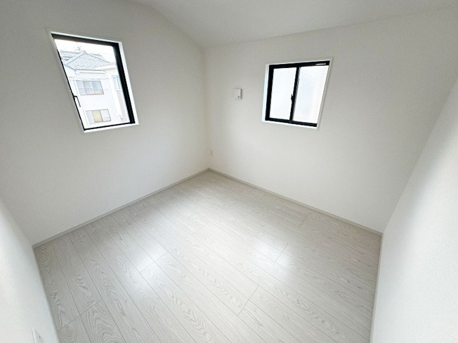 【洋室】 | ふじみ野市元福岡1丁目　新築一戸建住宅　全2棟　(ふじみ野店) | 洋室4.8帖。
南東向きで朝日の心地よい住空間。