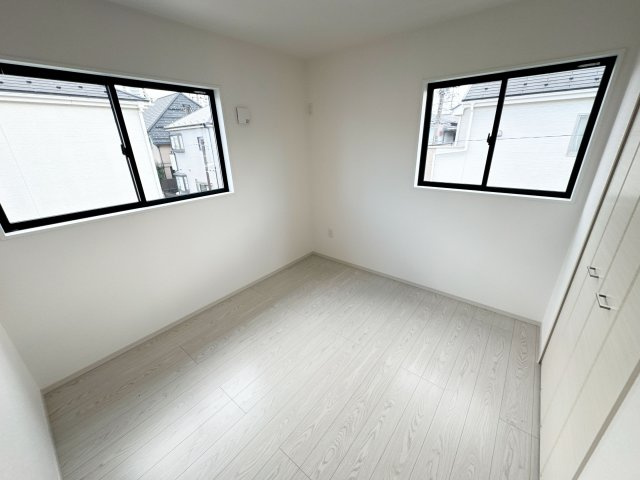 【洋室】 | ふじみ野市元福岡1丁目　新築一戸建住宅　全2棟　(ふじみ野店) | 洋室4.8帖。
全室2面彩光のお住まいです。
外からの新鮮な空気や心地よい彩光が差し込むリラックス空間です。