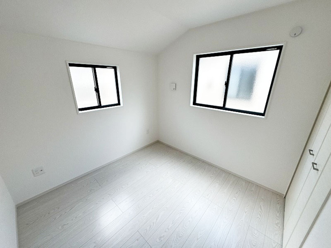 【洋室】 | ふじみ野市元福岡1丁目　新築一戸建住宅　全2棟　(ふじみ野店) | 洋室4.5帖。
クローゼットが備わり、お部屋の整理整頓も楽々。
キレイすっきりとした空間に。