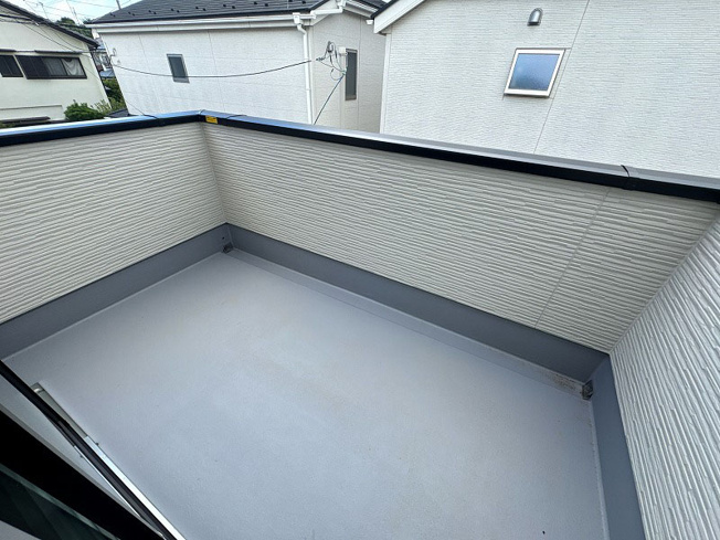 【バルコニー】 | ふじみ野市元福岡1丁目　新築一戸建住宅　全2棟　(ふじみ野店) | 広さを感じられるワイドバルコニーは、洗濯物が多い日でも安心。
アウトドアチェアを置いてホッと一息リラックスするのもいいですね！