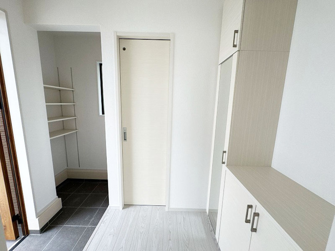 【玄関】 | ふじみ野市元福岡1丁目　新築一戸建住宅　全2棟　(ふじみ野店) | シューズボックスには全身鏡付き！外出前の身だしなみチェックも習慣化。
