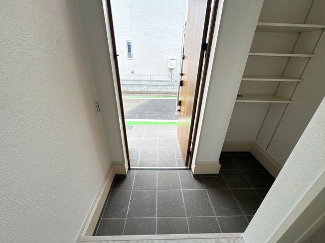 【収納】 | ふじみ野市元福岡1丁目　新築一戸建住宅　全2棟　(ふじみ野店) | 靴だけでなく、アウトドア用品の収納にも活躍のシューズインクローク。
ベビーカーの収納にも便利です！
濡れてしまった雨具等も汚れを気にせず置くことができます。