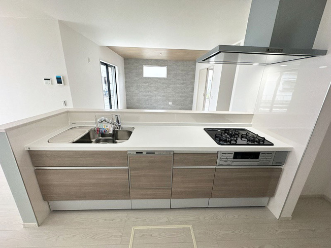 【キッチン】 | ふじみ野市元福岡1丁目　新築一戸建住宅　全2棟　(ふじみ野店) | キッチンからリビングを見渡せる対面式キッチンです。