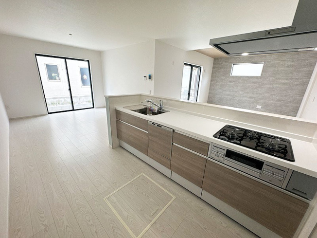 【キッチン】 | ふじみ野市元福岡1丁目　新築一戸建住宅　全2棟　(ふじみ野店) | お料理の配膳や片付けのしやすいカウンターキッチン。