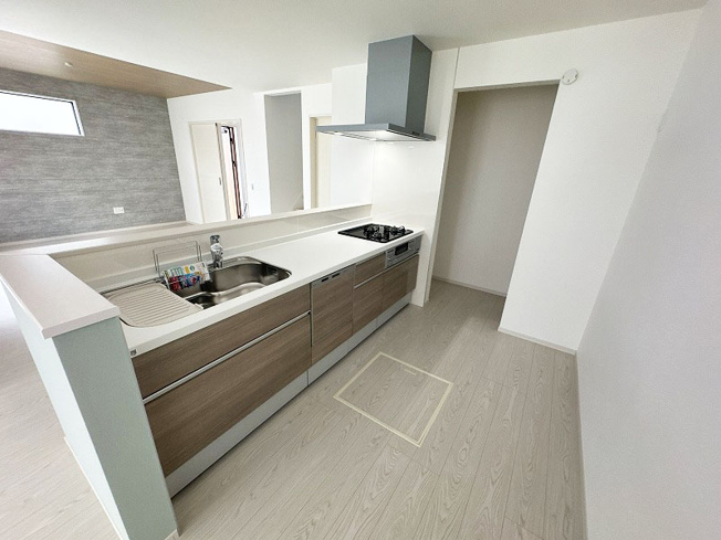 【収納】 | ふじみ野市元福岡1丁目　新築一戸建住宅　全2棟　(ふじみ野店) | キッチン横には可動棚付きのパントリーがございます。
長期保存可能な食料品や調味料のストック、かさばる調理器具の収納にも便利です！