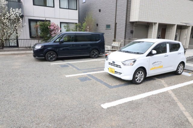 ルミエールあざみ野の駐車場