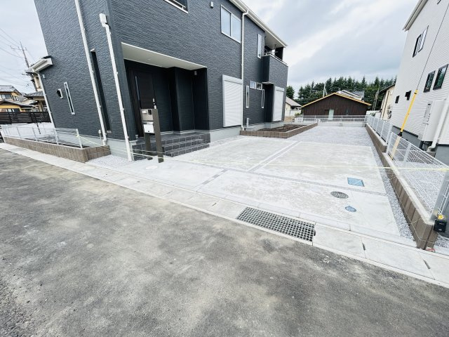 新築　渋川市石原第3　クリエートの家　1号棟の駐車場|現地写真　駐車スペースは建物南西側に並列2台分可能です！					
