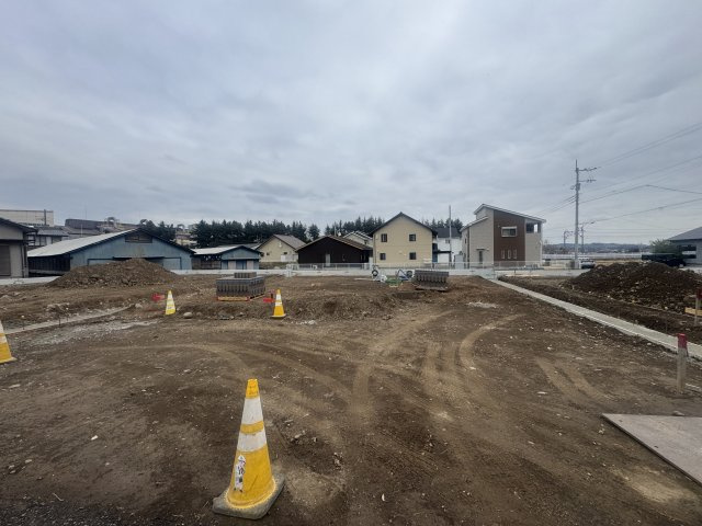 新築　渋川市石原第3　クリエートの家　2号棟の駐車場|現地写真　駐車スペースは建物南西側に並列2台分可能です！					
