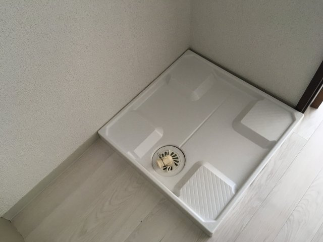 洗濯機置き場は室内にございます。その横は冷蔵庫置き場です♪