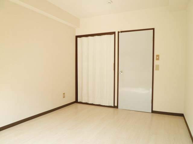 クローゼット付きです。洋室とキッチンは扉で仕切れます♪