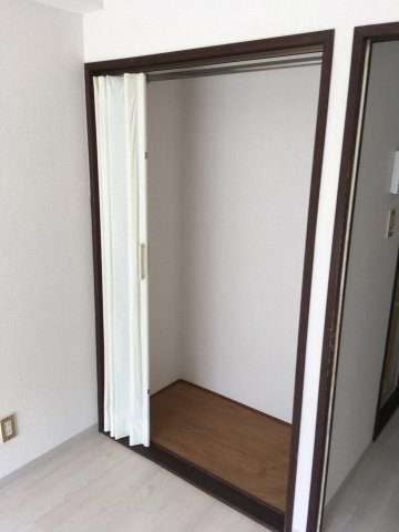 クローゼットはアコーディオンカーテンで開け閉め出来ます♪
