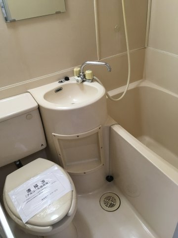 お風呂とトイレと洗面台の３点ユニットバスです♪