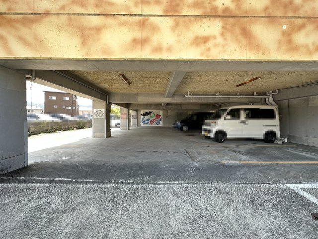 汐江ハイツの駐車場