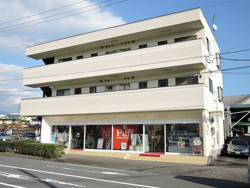 池谷ビルの外観|1階がコスメ用品などを取り扱うショップになっています。