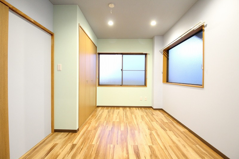 池谷ビルの洋室|2面採光で明るい空間です。こちらのお部屋にはクローゼット収納があります。