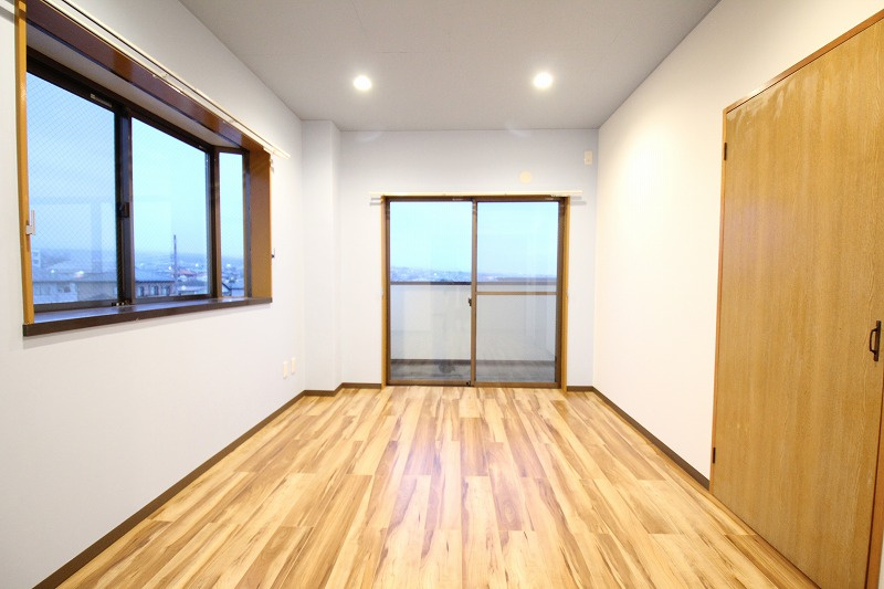 池谷ビルの洋室|こちらのお部屋は爽やかなパステルブルーのデザインです。