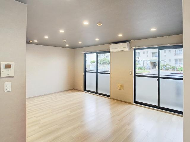 ファミーユロージェBの居間・リビング