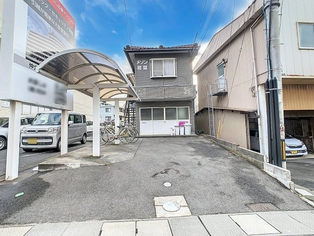 メゾン若葉の駐車場