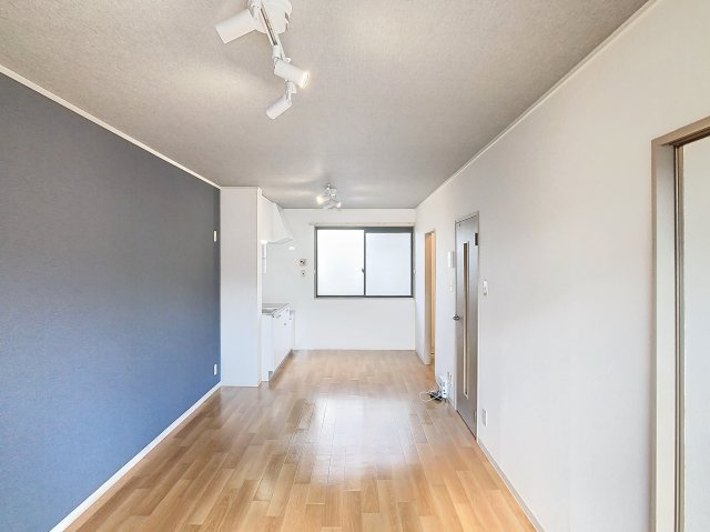 センチュリーBの居間・リビング|こちらのリビングで趣味の時間をお楽しみください