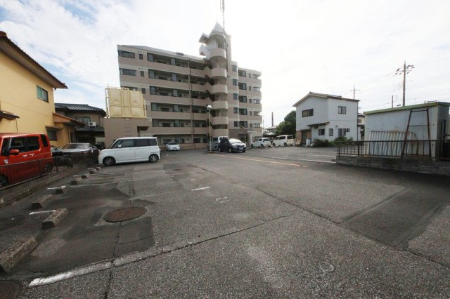ロイヤルクレストの駐車場