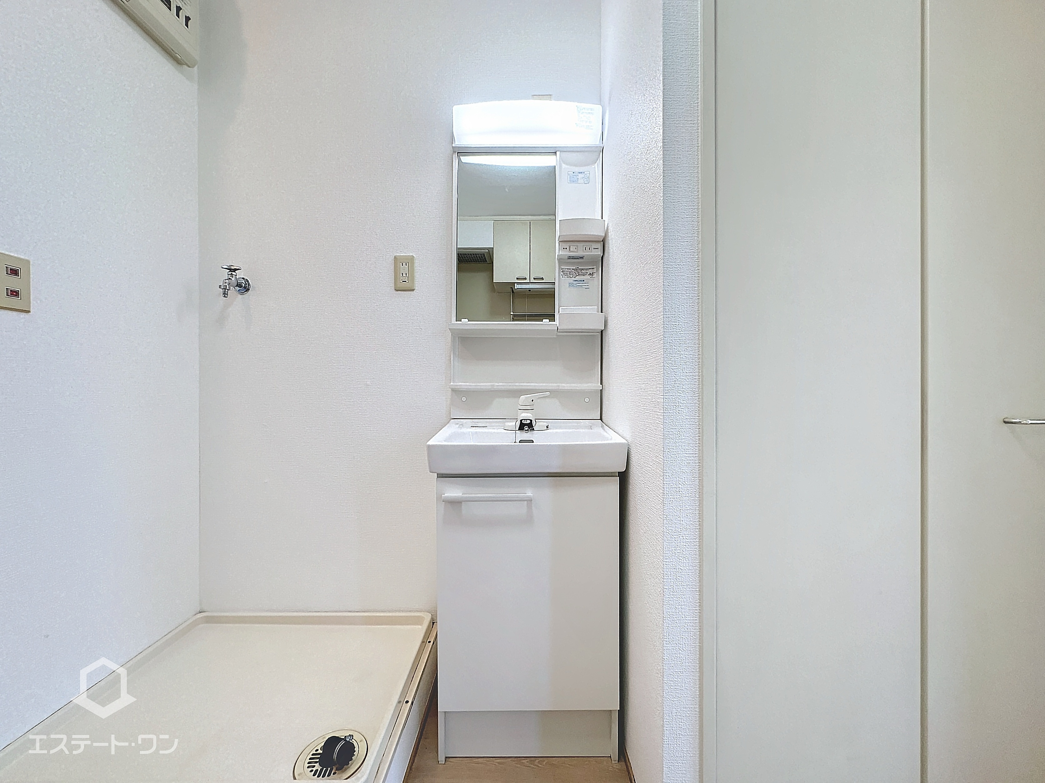 モデラート朝倉の独立洗面台|照明付きの洗面化粧台♪