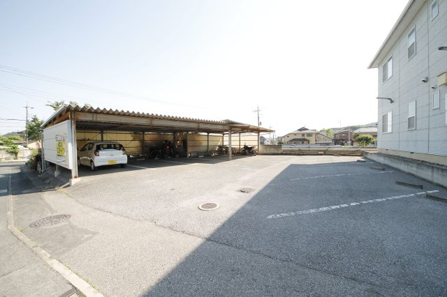ガーデンヒルズの駐車場