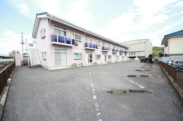 メゾンOKAZAKIの駐車場
