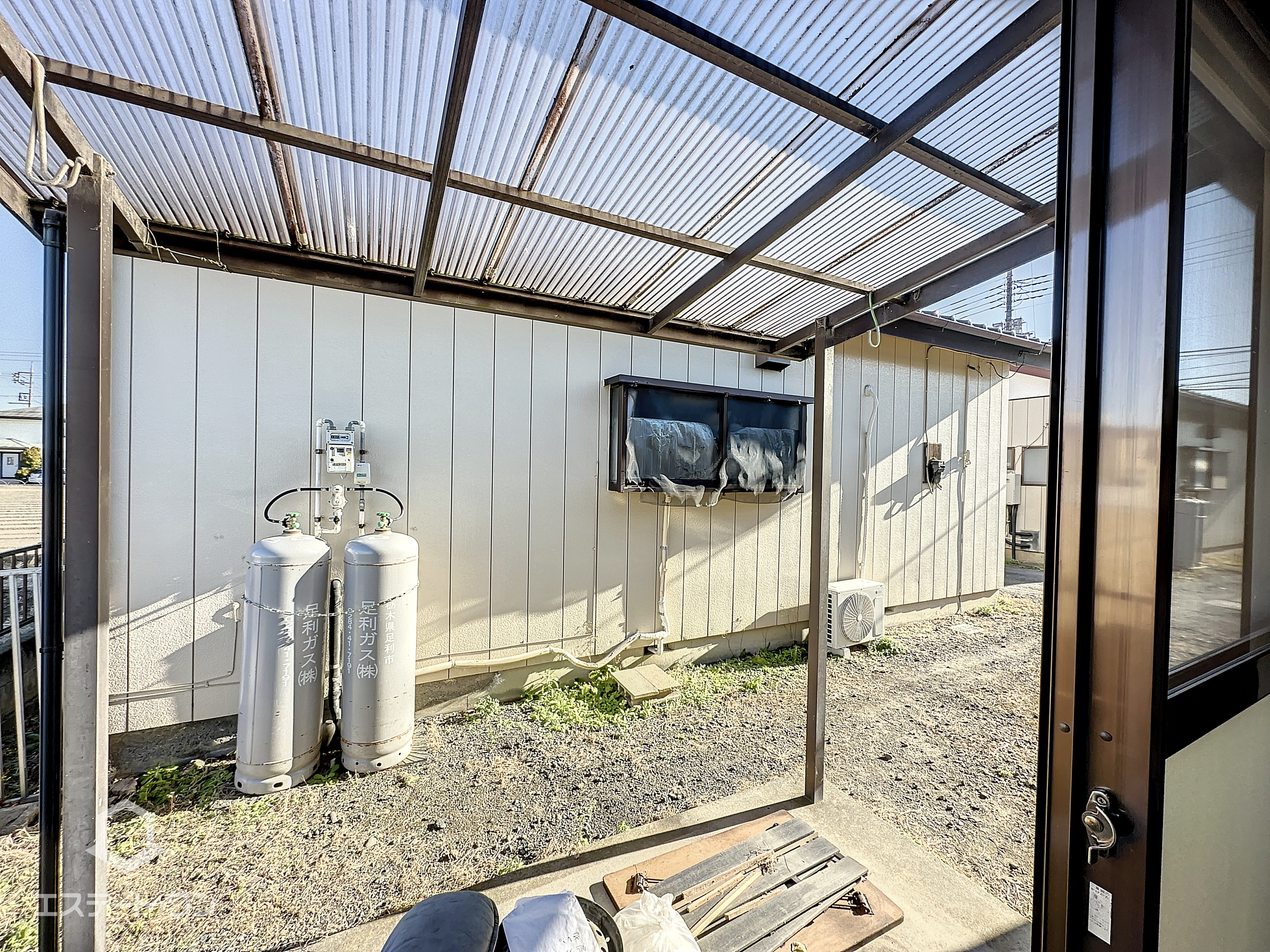 石関アパートEのバルコニー|屋根付きのテラスに洗濯物が干せます☆