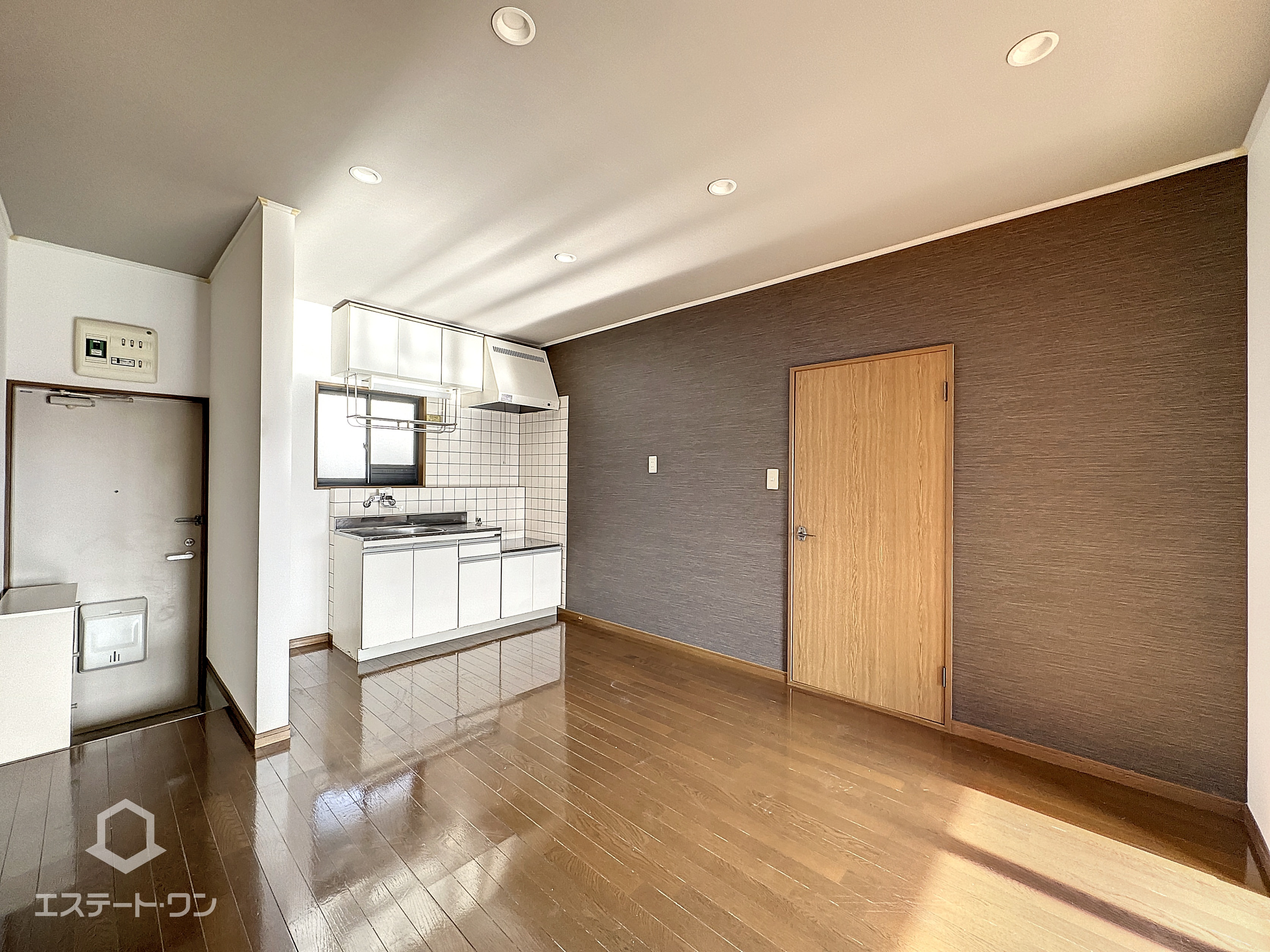 ベルハイツの居間・リビング|シューズボックス付きの玄関♪