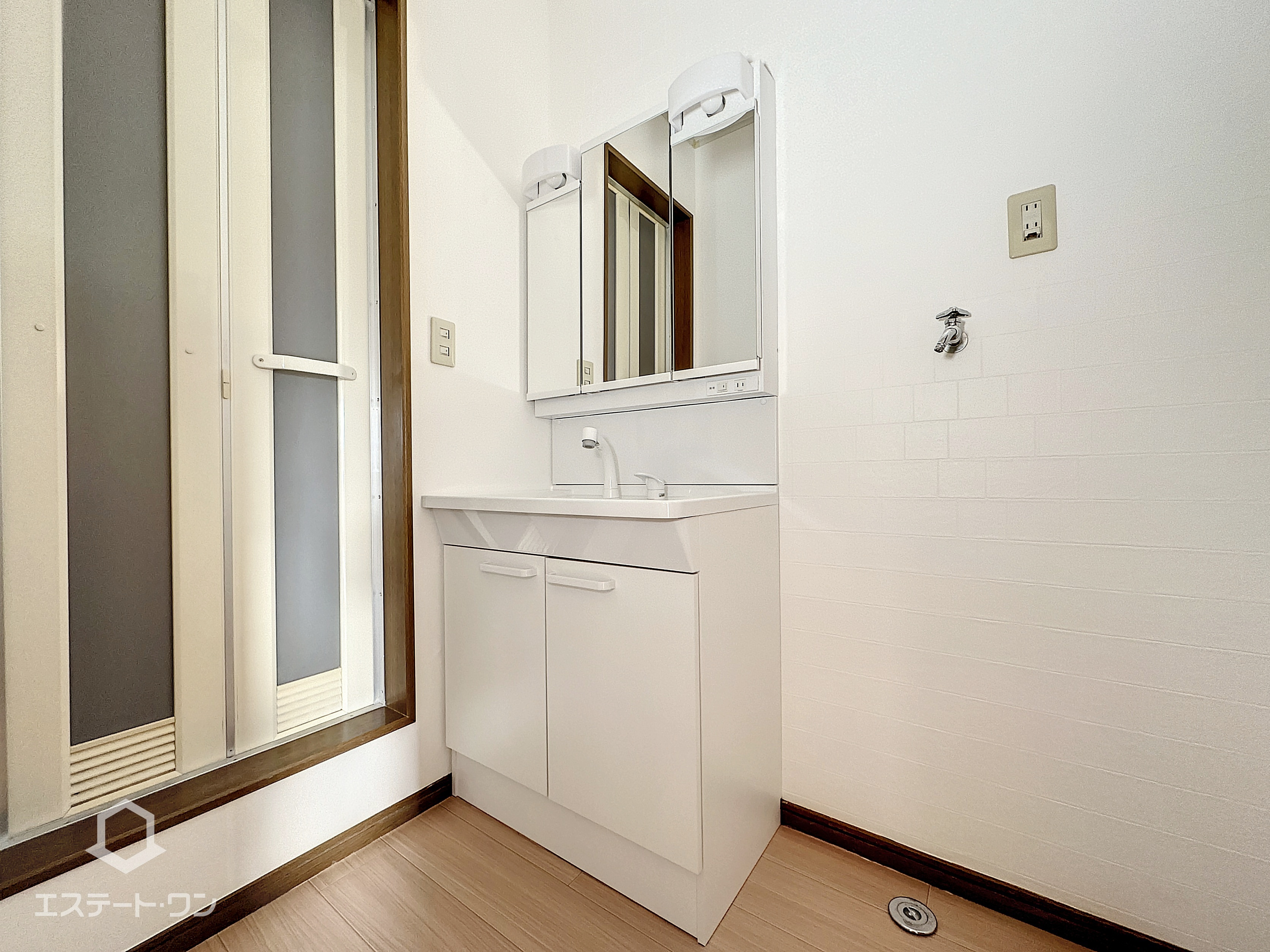 ベルハイツの独立洗面台|ミラーの中に収納できるシャワー付きの洗面台☆