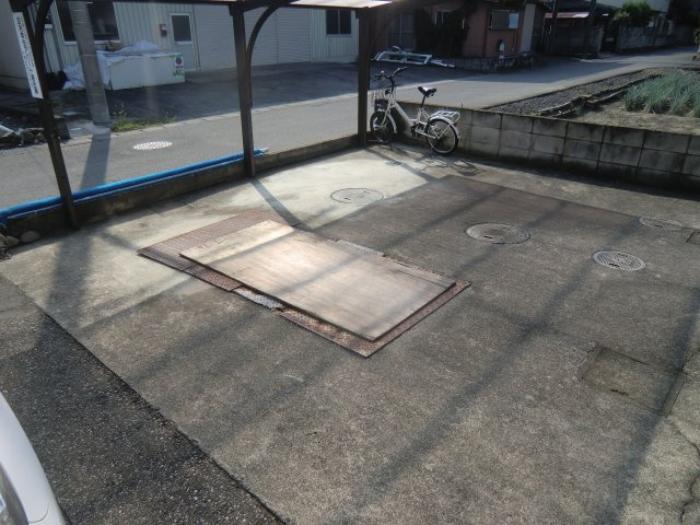 ハイツトゥモローの駐車場