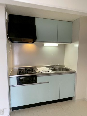 マルビシマンション末広町のキッチン|2口ガスコンロのシステムキッチンです