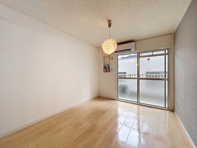 マルビシマンション西天満の洋室|10帖の広々とした洋室です。