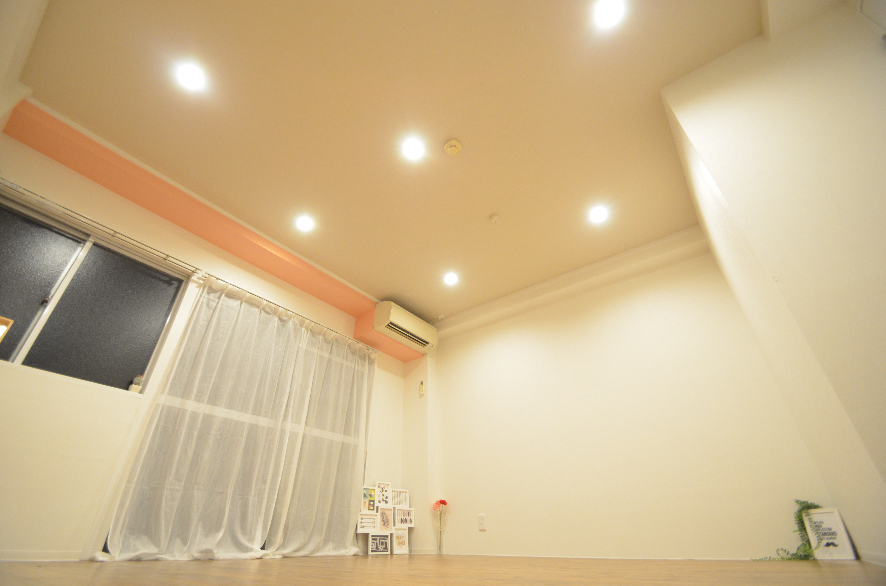 千里ロイヤルハイツの洋室|天井にはダウンライトを設置しております