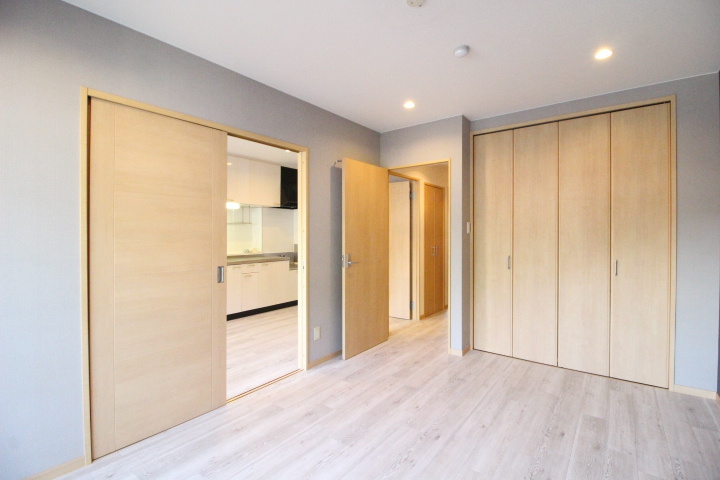 谷万成プリーモの洋室