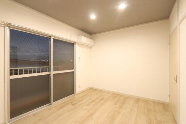 富田ハイツの洋室