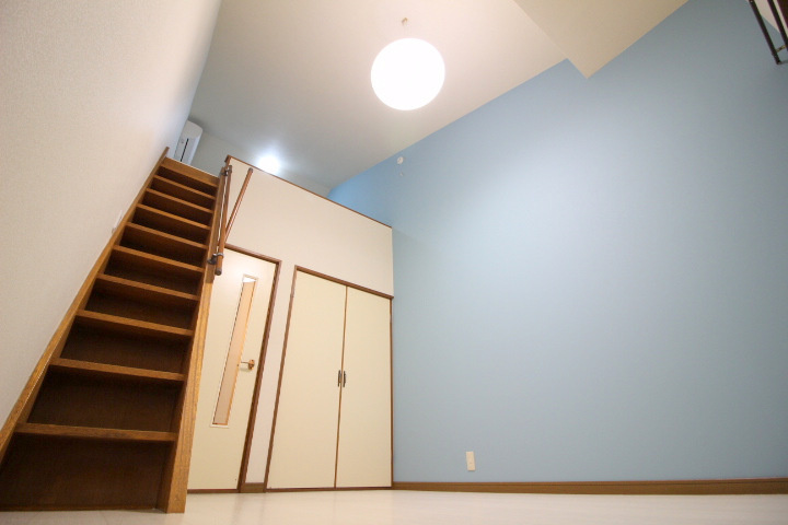 ウイング岡町の洋室