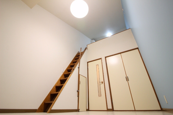 ウイング岡町の洋室