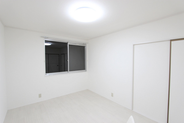 コーポラス福成の洋室